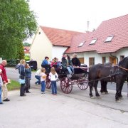 Die Pferdekutsche lädt ein zur Fahrt.