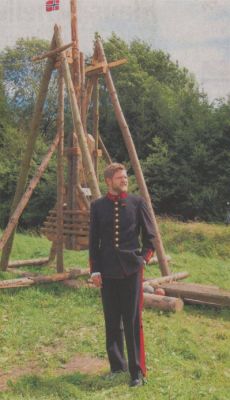 Der norwegische Austauschstudent Tor-Magnus Horten erklärte und demonstrierte wie wirkungsvoll die mittelalterliche Technik sein konnte. (Foto: M.Rieger)