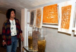 Thomas Fiedler mit seinen Nägeln und Arbeiten auf Bütten im Gewölbekeller des roten Hauses (Foto: Manuela Rieger)