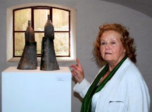 Häuser in "Luftiger Höhe": Hilde Seyboth hier im Gewölbekeller des roten Hauses in Hörbach (Foto: M.Rieger)